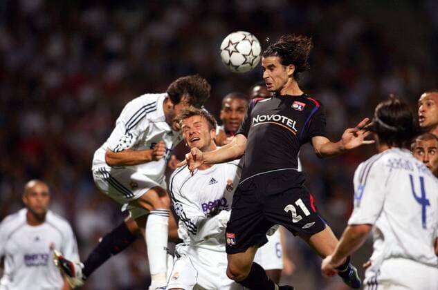 Tiago (Lyon, re.) gegen David Beckham (Real Madrid) - (pan16213) Fußball EC 1 Herren Champions League 2006 2007, Olympique Lyonnais - Real Madrid CF 2:0, OL Gruppe Lyon Fußball EC 1 Herren Champions League 2006 2007, Olympique Lyonnais - Real Madrid CF 2:0, OL Gruppe Lyon  