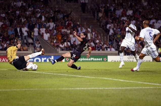 Tiago (Lyon, Mitte) gegen Torwart Iker Casillas (Real Madrid) - (pan16211) Fußball EC 1 Herren Champions League 2006 2007, Olympique Lyonnais - Real Madrid CF 2:0, OL Gruppe Lyon Fußball EC 1 Herren Champions League 2006 2007, Olympique Lyonnais - Real Madrid CF 2:0, OL Gruppe Lyon  