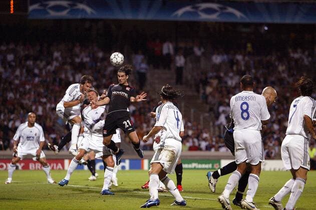 Tiago (Lyon, Mitte) - Kopfball - (pan16211) Fußball EC 1 Herren Champions League 2006 2007, Olympique Lyonnais - Real Madrid CF 2:0, OL Einzelbild Lyon Dynamik, Fußball EC 1 Herren Champions League 2006 2007, Olympique Lyonnais - Real Madrid CF 2:0, OL Einzelbild Lyon Dynamik,  