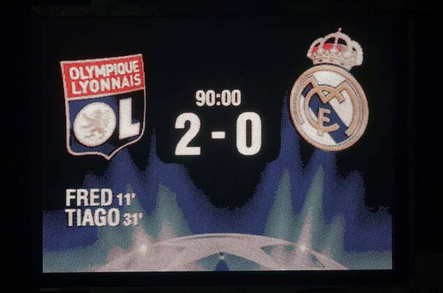 2:0 - die Anzeigetafel zeigt das Endergebnis der Partie Lyon gegen Real Madrid - (pan16210) Fußball EC 1 Herren Champions League 2006 2007, Olympique Lyonnais - Real Madrid CF 2:0, OL Einzelbild Lyon Fußball EC 1 Herren Champions League 2006 2007, Olympique Lyonnais - Real Madrid CF 2:0, OL Einzelbild Lyon  