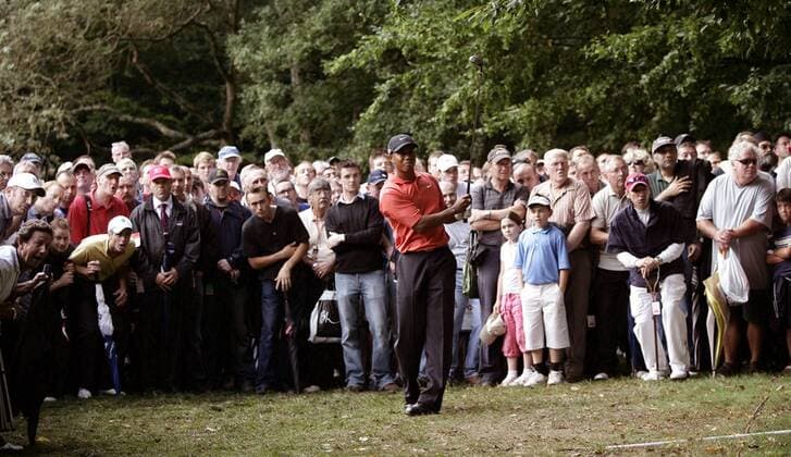 Eldrick Tiger Woods (USA) schaut seinem Abschlag hinterher, die Zuschauer hinter ihm sind schlichtweg fasziniert -  (LON2006091409) Golf Herren HSBC World Match Play Championship 2006, Lochspiel, Lochspielwettbewerb Totale Wentworth Virginia Water, Surrey Golf Herren HSBC World Match Play Championship 2006, Lochspiel, Lochspielwettbewerb Totale Wentworth Virginia Water, Surrey