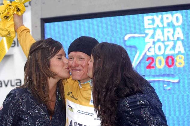 Alexandre Vinokourov (Kasachstan Astana) im goldenen Trikot nach der 18. Etappe der Vuelta a Espana 2006 - Radsport Herren Vuelta a Espana 2006, Spanienrundfahrt, ProTour, Straßenradsport, Straße, Rad Gruppe Hostess, Hostessen, Frau, Frauen, girl, girls, 18. Etappe: Granada - Sierra de La Pandera Freude, Radsport Herren Vuelta a Espana 2006, Spanienrundfahrt, ProTour, Straßenradsport, Straße, Rad Gruppe Hostess, Hostessen, Frau, Frauen, girl, girls, 18. Etappe: Granada - Sierra de La Pandera Freude,