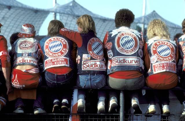 Bayern Fans aus der Südkurve hocken wie die Hühner auf der Stange auf dem Gitterzaun des Olympiastadions Fußball 1. BL Herren Saison 1986 1987, FC Bayern München, Gruppe Aufnahmedatum geschätzt München o0 Zeitgeist 80er 80 er Jahre Fußball 1. BL Herren Saison 1986 1987, FC Bayern München, Gruppe Aufnahmedatum geschätzt München o0 Zeitgeist 80er 80 er Jahre