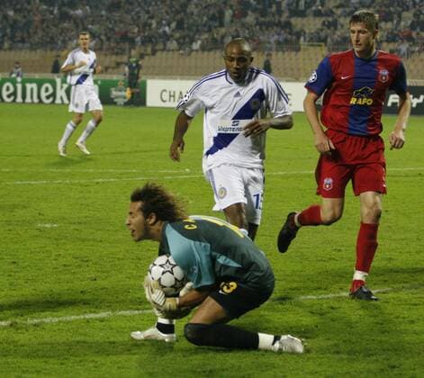 Torwart Carlos Alberto Fernandes und Dorin Goian (beide Steaua Bukarest, re.) klären vor Diogo Rincon (Dynamo Kiew) -  Fußball EC 1 Herren Champions League 2006 2007, Dinamo Kiev - Steaua Bukarest 1:4 Gruppe Kiew Dynamik, Fußball EC 1 Herren Champions League 2006 2007, Dinamo Kiev - Steaua Bukarest 1:4 Gruppe Kiew Dynamik,