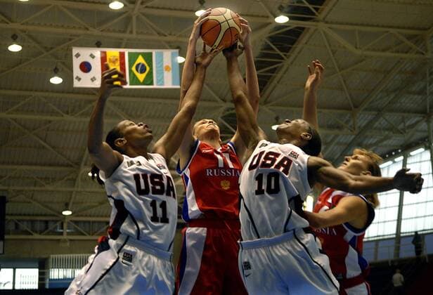 Dreikampf um den Ball: Maria Stepanova (Russland, 2.v.li.) gegen Tina Thompson (li.) und Tamika Catchings (beide USA) -  Basketball WM Damen WM 2006, Länderspiel, Nationalteam, Nationaltrikot, Gruppe C, USA - Rußland 90:80 Gruppe Barueri Dynamik, Kampf, Basketball WM Damen WM 2006, Länderspiel, Nationalteam, Nationaltrikot, Gruppe C, USA - Rußland 90:80 Gruppe Barueri Dynamik, Kampf,