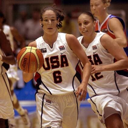 Sue Bird am Ball, re. Diana Taurasi (beide USA) - Basketball WM Damen WM 2006, Länderspiel, Nationalteam, Nationaltrikot, Gruppe C, USA Gruppe Barueri Dynamik, Basketball WM Damen WM 2006, Länderspiel, Nationalteam, Nationaltrikot, Gruppe C, USA Gruppe Barueri Dynamik,