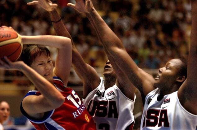 Ekaterina Lisina (Rußland, li.) muss sich gegen zwei Spielerinnen der USA zur Wehr setzen -  Basketball WM Damen WM 2006, Länderspiel, Nationalteam, Nationaltrikot, Gruppe C, USA - Rußland 90:80 Gruppe Barueri Dynamik, Kampf, Basketball WM Damen WM 2006, Länderspiel, Nationalteam, Nationaltrikot, Gruppe C, USA - Rußland 90:80 Gruppe Barueri Dynamik, Kampf,
