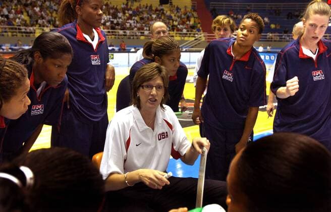 Nationaltrainerin Anne Donovan (USA, Mitte) gibt Anweisungen -  Basketball WM Damen WM 2006, Länderspiel, Nationalteam, Nationaltrikot, Gruppe C, USA Gruppe Barueri Basketball WM Damen WM 2006, Länderspiel, Nationalteam, Nationaltrikot, Gruppe C, USA Gruppe Barueri