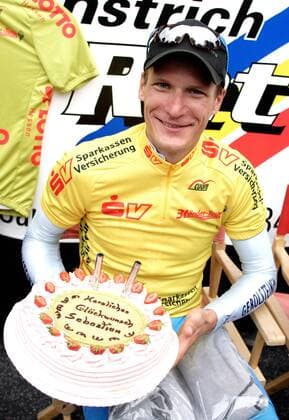 Sebastian Lang (Deutschland Gerolsteiner) im gelben Trikot und als Geburtstagskind mit Geburtstagstorte Radsport Herren Dreiländertour 2006, 3 Länder Tour, Drei, Dreiländer, Ländertour, Straßenradsport, Straße, Rad Einzelbild 3. Etappe: Griesheim Radsport Herren Dreiländertour 2006, 3 Länder Tour, Drei, Dreiländer, Ländertour, Straßenradsport, Straße, Rad Einzelbild 3. Etappe: Griesheim