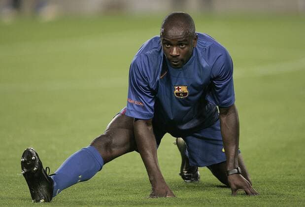 Lilian Thuram (FC Barcelona) dehnt sich -  Fußball EC 1 Herren Champions League 2006 2007, FC Barcelona, Barca Einzelbild Barcelona Fußball EC 1 Herren Champions League 2006 2007, FC Barcelona, Barca Einzelbild Barcelona