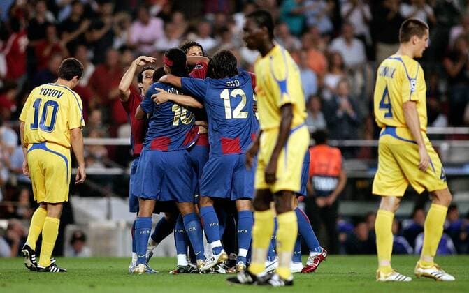 Hristo Yovov (Levski Sofia, li.) ist enttäuscht, während die Spieler des FC Barcelona jubeln - Fußball EC 1 Herren Champions League 2006 2007, FC Barcelona - PFK Levski Sofia 5:0, Barca, Vdig Gruppe Barcelona Enttäuschung, Fußball EC 1 Herren Champions League 2006 2007, FC Barcelona - PFK Levski Sofia 5:0, Barca, Vdig Gruppe Barcelona Enttäuschung,
