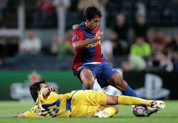 Giovanni van Bronckhorst (FC Barcelona, re.) gegen das Tackling von Dimitar Telkiyski (Levski Sofia) -  Fußball EC 1 Herren Champions League 2006 2007, FC Barcelona - PFK Levski Sofia 5:0, Barca, Vdig Gruppe Barcelona Fußball EC 1 Herren Champions League 2006 2007, FC Barcelona - PFK Levski Sofia 5:0, Barca, Vdig Gruppe Barcelona