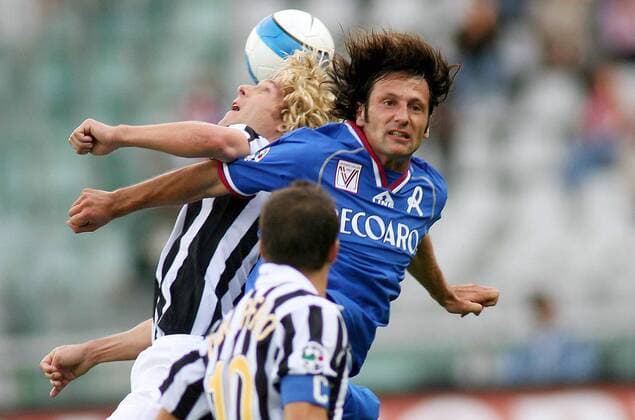 Pavel Nedved (Juventus, li.) gegen Daniele Martinelli (Vicenza) -  Fußball Herren Serie B 2006 2007, 2. Italienische Liga, Juventus Turin - Vicenza Calcio 2:1, Juve Gruppe Turin Dynamik, Kampf Fußball Herren Serie B 2006 2007, 2. Italienische Liga, Juventus Turin - Vicenza Calcio 2:1, Juve Gruppe Turin Dynamik, Kampf