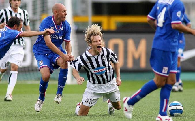 Pavel Nedved (Juventus, Mitte) wird von Nicola Zanini (Vicenza) am Trikot zu Boden gerissen -  Fußball Herren Serie B 2006 2007, 2. Italienische Liga, Juventus Turin - Vicenza Calcio 2:1, Juve Gruppe Turin Fußball Herren Serie B 2006 2007, 2. Italienische Liga, Juventus Turin - Vicenza Calcio 2:1, Juve Gruppe Turin