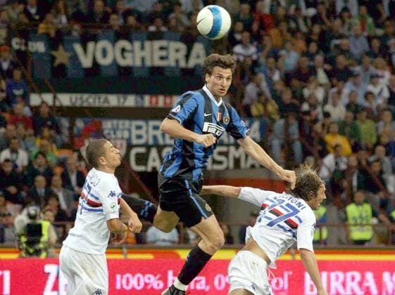 Zlatan Ibrahimovic (Inter, Mitte) gegen Cristiano Zenoni (re.) und Angelo Palombo (beide Sampdoria Genua) -  Fußball Herren Serie A 2006 2007, 1. Italienische Liga, FC Internazionale Mailand - Sampdoria Genua 1:1 Gruppe Mailand Dynamik, Fußball Herren Serie A 2006 2007, 1. Italienische Liga, FC Internazionale Mailand - Sampdoria Genua 1:1 Gruppe Mailand Dynamik,