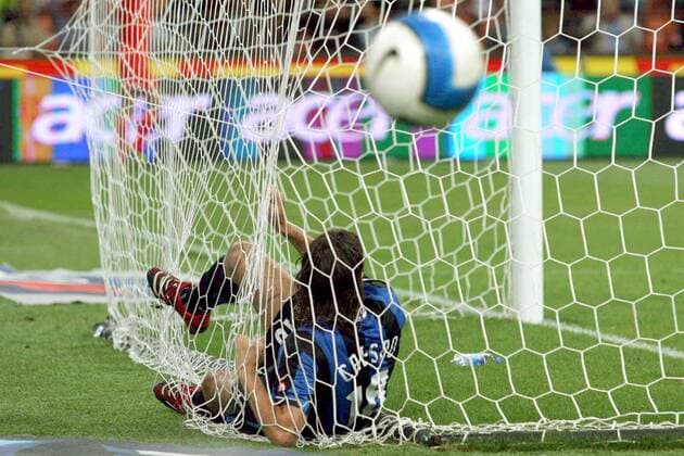 Falschrum - Hernan Crespo (Inter) zappelt im Tornetz während der Ball vorbei geht -  Fußball Herren Serie A 2006 2007, 1. Italienische Liga, FC Internazionale Mailand Einzelbild Mailand Fußball Herren Serie A 2006 2007, 1. Italienische Liga, FC Internazionale Mailand Einzelbild Mailand
