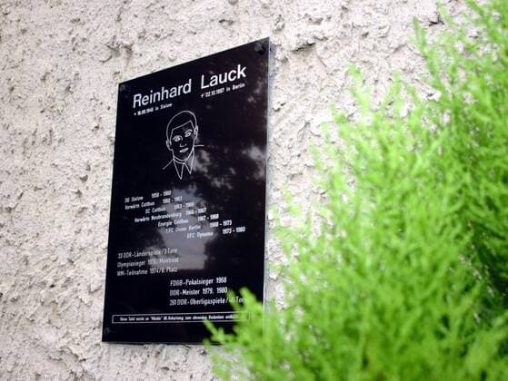 Gedenktafel für den ehemaligen DDR Nationalspieler Reinhard Lauck, der am 22.10.1997 unter immer noch nicht geklärten Umständen starb Fußball Herren Erinnerung 2006, Vdig Einzelbild Sielow Cottbus Fußball Herren Erinnerung 2006, Vdig Einzelbild Sielow Cottbus