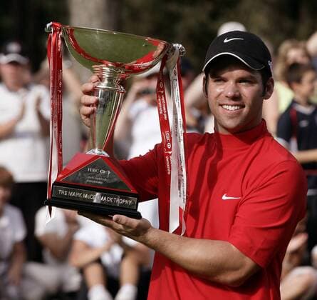 Paul Casey (England) gewinnt das HSBC World Matchplay Championship 2006 und präsentiert seinen Pokal bei der Siegerehrung -  (LON2006091707) Golf Herren HSBC World Matchplay Championship 2006, Match Play Einzelbild Wentworth Virginia Water, Surrey Freude, Golf Herren HSBC World Matchplay Championship 2006, Match Play Einzelbild Wentworth Virginia Water, Surrey Freude,