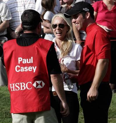 Paul Casey (England, re.) gewinnt das HSBC World Matchplay Championship 2006 und jubelt mit seiner Freundin Jocelyn Hefner und Caddie Craig Connelly -  (LON2006091717) Golf Herren HSBC World Matchplay Championship 2006, Match Play Gruppe Wentworth Virginia Water, Surrey Freude, Golf Herren HSBC World Matchplay Championship 2006, Match Play Gruppe Wentworth Virginia Water, Surrey Freude,