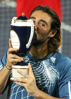 China Open Sieger Marcos Baghdatis (Zypern) küsst seinen Pokal -  (IMCp06474408) Tennis Herren China Open 2006, ATP Tour, Finale, Endspiel, Siegerehrung, Podium, Podest, Einzelbild Peking Freude, Tennis Herren China Open 2006, ATP Tour, Finale, Endspiel, Siegerehrung, Podium, Podest, Einzelbild Peking Freude,