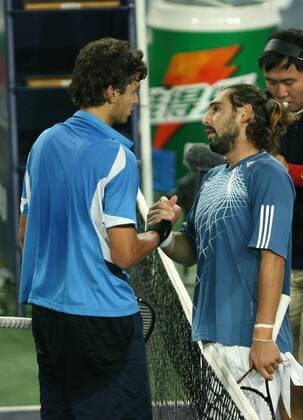 China Open Sieger Marcos Baghdatis (Zypern, re.) nimmt die Glückwünsche von Mario Ancic (Kroatien) entgegen -  (IMCp06474410) Tennis Herren China Open 2006, ATP Tour, Finale, Endspiel Gruppe Peking Tennis Herren China Open 2006, ATP Tour, Finale, Endspiel Gruppe Peking