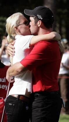 Paul Casey (England) gewinnt das HSBC World Matchplay Championship 2006 und bekommt von seiner Freundin Jocelyn Hefner den Siegerkuss -  (LON2006091712) Golf Herren HSBC World Matchplay Championship 2006, Match Play Gruppe Wentworth Virginia Water, Surrey Harmonie, Freude, Golf Herren HSBC World Matchplay Championship 2006, Match Play Gruppe Wentworth Virginia Water, Surrey Harmonie, Freude,