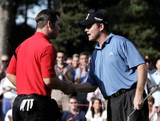 Paul Casey (England, li.) gewinnt das HSBC World Matchplay Championship 2006 und empfängt Glückwünsche von Shaun Micheel (USA) -  (LON2006091713) Golf Herren HSBC World Matchplay Championship 2006, Match Play Gruppe Wentworth Virginia Water, Surrey Golf Herren HSBC World Matchplay Championship 2006, Match Play Gruppe Wentworth Virginia Water, Surrey