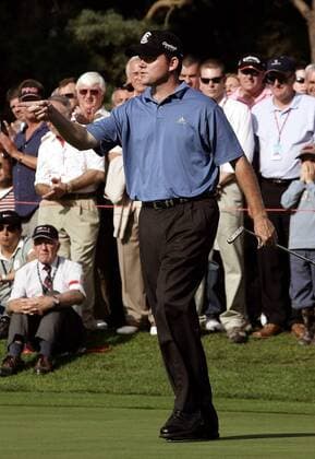 Shaun Micheel (USA) gibt auf dem Grün die Richtung vor -  (LON2006091714) Golf Herren HSBC World Matchplay Championship 2006, Match Play Einzelbild Wentworth Virginia Water, Surrey Golf Herren HSBC World Matchplay Championship 2006, Match Play Einzelbild Wentworth Virginia Water, Surrey