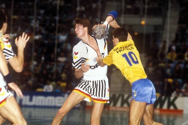 Volker Zerbe (Deutschland, li.) wird fast das Trikot vom Leib gerissen Handball Länderspiel Herren Nationalteam 1990, Nationaltrikot, Deutschland - Schweden 20:26 Gruppe Bonn Dynamik, Kampf, Handball Länderspiel Herren Nationalteam 1990, Nationaltrikot, Deutschland - Schweden 20:26 Gruppe Bonn Dynamik, Kampf,