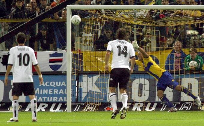 Torwart Alfonso de Lucia (hi.) ist machtlos, was auch seine Teamkollegen Domenico Morfeo (li.) und Matteo Contini (alle Parma) zur Kenntnis nehmen müssen - Fußball Herren Serie A 2006 2007, 1. Italienische Liga, FC Parma, AC, Gruppe Parma Dynamik, Fußball Herren Serie A 2006 2007, 1. Italienische Liga, FC Parma, AC, Gruppe Parma Dynamik,