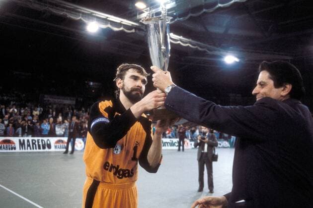 Torwart Andreas Thiel (BR Deutschland) wird der Pokal überreicht Handball Länderspiel Herren Nationalteam 1986, Nationaltrikot, BRD Gruppe Handball Länderspiel Herren Nationalteam 1986, Nationaltrikot, BRD Gruppe