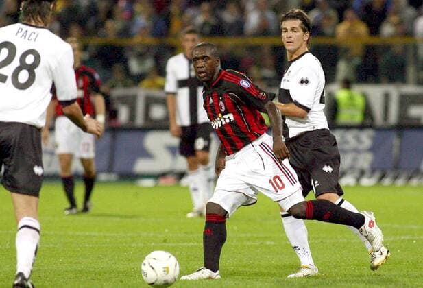 Clarence Seedorf (Milan, li.) gegen Maurizio Ciaramitaro (Parma) -  Fußball Herren Serie A 2006 2007, 1. Italienische Liga, FC Parma - AC Mailand 0:2 Gruppe Parma Dynamik, Fußball Herren Serie A 2006 2007, 1. Italienische Liga, FC Parma - AC Mailand 0:2 Gruppe Parma Dynamik,