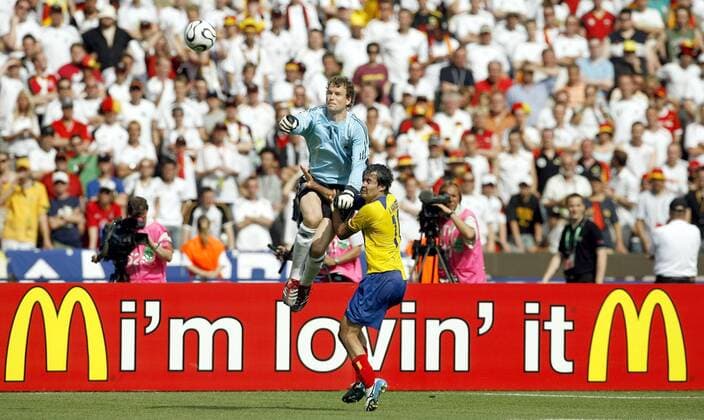 Torwart Jens Lehmann (Deutschland) - Faustabwehr gegen Ivan Kaviedes (Ecuador) Fußball WM Herren WM 2006, Länderspiel, Nationalteam, Nationaltrikot, Gruppe A, Mc Donalds Totale I m lovin it Schriftzug Berlin o0 McDonald s Donald Abwehr, Dynamik, Fußball WM Herren WM 2006, Länderspiel, Nationalteam, Nationaltrikot, Gruppe A, Mc Donalds Totale I m lovin it Schriftzug Berlin o0 McDonald s Donald Abwehr, Dynamik,