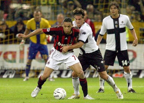 Ricardo Oliveira (Milan, li.) gegen Maurizio Ciaramitaro (Parma) -  Fußball Herren Serie A 2006 2007, 1. Italienische Liga, FC Parma - AC Mailand 0:2 Gruppe Parma Dynamik, Fußball Herren Serie A 2006 2007, 1. Italienische Liga, FC Parma - AC Mailand 0:2 Gruppe Parma Dynamik,
