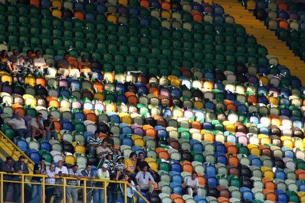 Fußball, Stadiongeschichte Sporting Lissabon Trotz der positiven Farbgestaltung bleiben viele Sitzplätze während eines Heimspiels von Sporting Lissabon leer -  Fußball EC 1 Herren Champions League 2006 2007, Sporting Lissabon Totale Lissabon Leere, Fußball EC 1 Herren Champions League 2006 2007, Sporting Lissabon Totale Lissabon Leere,