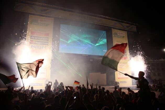 Italienische Fußballfans jubeln auf der FIFA Fanmeile in Berlin über den Sieg ihrer Nationalmannschaft bei der WM 2006 Fußball WM Herren WM 2006 Länderspiel Nationalteam Finale Endspiel Fanfest Fan Fest Party Lichteffekt Weltmeister Totale Brandenburger Tor Straße des 17. Juni dunkel Berlin Lasershow Laser Laserstrahlen Lichtshow Freude, Fußball WM Herren WM 2006 Länderspiel Nationalteam Finale Endspiel Fanfest Fan Fest Party Lichteffekt Weltmeister Totale Brandenburger Tor Straße des 17. Juni dunkel Berlin Lasershow Laser Laserstrahlen Lichtshow Freude,