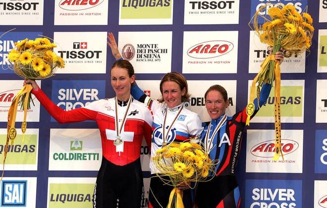 Siegerehrung Zeitfahren Weltmeisterschaft 2006, Weltmeisterin Kristin Armstrong zwischen der Drittplatzierten Christine Thorburn (re., beide USA) und Karin Thürig (Schweiz) Radsport WM Damen Weltmeisterschaft 2006, Straßenradsport, Straße, Rad, Einzelzeitfahren, Zeitfahren Gruppe Salzburg Freude, Radsport WM Damen Weltmeisterschaft 2006, Straßenradsport, Straße, Rad, Einzelzeitfahren, Zeitfahren Gruppe Salzburg Freude,
