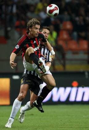 Dario Simic (Milan, li.) - Ballannahme vor Sasa Bjelanovic (Ascoli) - Fußball Herren Serie A 2006 2007, 1. Italienische Liga, AC Mailand - AC Ascoli Calcio 1:0, Vdig Gruppe Mailand Dynamik, Fußball Herren Serie A 2006 2007, 1. Italienische Liga, AC Mailand - AC Ascoli Calcio 1:0, Vdig Gruppe Mailand Dynamik,