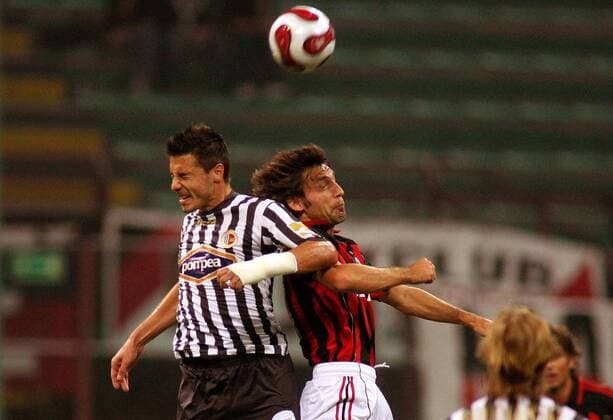 Andrea Pirlo (Milan, re.) gegen Sasa Bjelanovic (Ascoli) -  Fußball Herren Serie A 2006 2007, 1. Italienische Liga, AC Mailand - AC Ascoli Calcio 1:0 Gruppe Mailand Dynamik, Fußball Herren Serie A 2006 2007, 1. Italienische Liga, AC Mailand - AC Ascoli Calcio 1:0 Gruppe Mailand Dynamik,