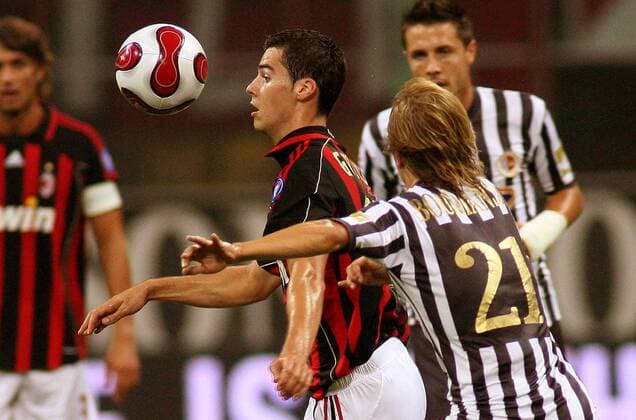 Yoann Gourcuff (Milan, li.) hypnotisiert den Ball gegen Viktor Boudianski (Ascoli) -  Fußball Herren Serie A 2006 2007, 1. Italienische Liga, AC Mailand - AC Ascoli Calcio 1:0 Gruppe Mailand Dynamik, Fußball Herren Serie A 2006 2007, 1. Italienische Liga, AC Mailand - AC Ascoli Calcio 1:0 Gruppe Mailand Dynamik,