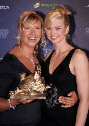 ZDF Moderatorin Andrea Kiewel (li.) hat die Goldene Henne in der Kategorie Fernsehen von Britta Steffen (beide Deutschland SG Neukölln Berlin) überreicht bekommen Schwimmen Damen Goldene Henne 2006, Medienpreis, Gala Preisverleihung, Auszeichnung, Ehrung Gruppe Berlin Freude, Schwimmen Damen Goldene Henne 2006, Medienpreis, Gala Preisverleihung, Auszeichnung, Ehrung Gruppe Berlin Freude,
