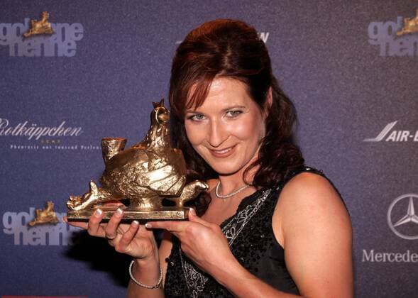 Claudia Pechstein (Deutschland) präsentiert stolz die Goldene Henne in der Kategorie Olympia Eisschnellauf Damen Goldene Henne 2006, Medienpreis, Gala Preisverleihung, Auszeichnung, Ehrung Einzelbild Berlin Freude, Eisschnellauf Damen Goldene Henne 2006, Medienpreis, Gala Preisverleihung, Auszeichnung, Ehrung Einzelbild Berlin Freude,
