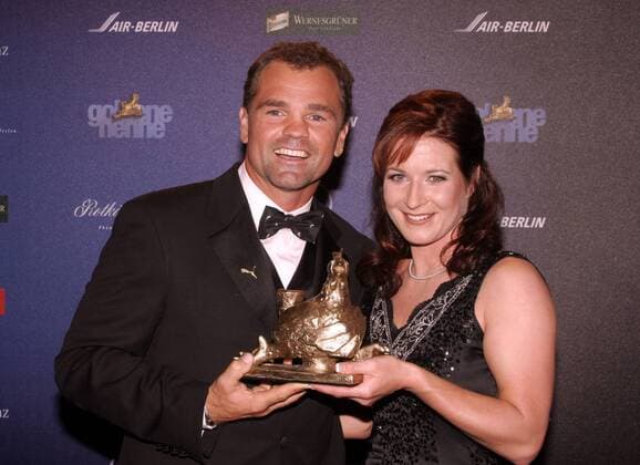 Sven Ottke überreicht Claudia Pechstein (beide Deutschland) die Goldene Henne in der Kategorie Olympia Eisschnellauf Damen Goldene Henne 2006, Medienpreis, Gala Preisverleihung, Auszeichnung, Ehrung Gruppe Berlin Freude, Eisschnellauf Damen Goldene Henne 2006, Medienpreis, Gala Preisverleihung, Auszeichnung, Ehrung Gruppe Berlin Freude,