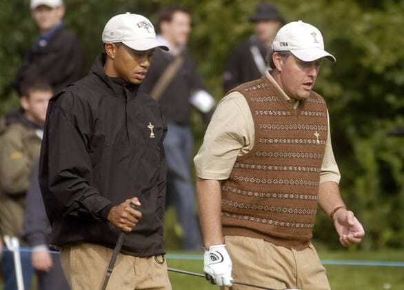 Eldrick Tiger Woods (li.) und Phil Mickelson (beide Team USA) nachdenklich während des Trainings -  (STR20060721009) Golf Herren Ryder Cup 2006, Rydercup, PGA Tour, Training Gruppe Straffan Nachdenklichkeit, Golf Herren Ryder Cup 2006, Rydercup, PGA Tour, Training Gruppe Straffan Nachdenklichkeit,
