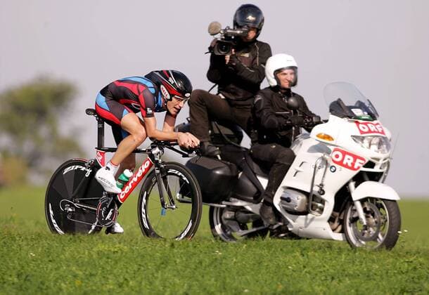 David Zabriskie (USA) wird beim Zeitfahren von einem Kamerateam des ORF begleitet Radsport WM Herren Weltmeisterschaft 2006, Straßenradsport, Straße, Rad, Einzelzeitfahren, Zeitfahren Gruppe Salzburg Radsport WM Herren Weltmeisterschaft 2006, Straßenradsport, Straße, Rad, Einzelzeitfahren, Zeitfahren Gruppe Salzburg