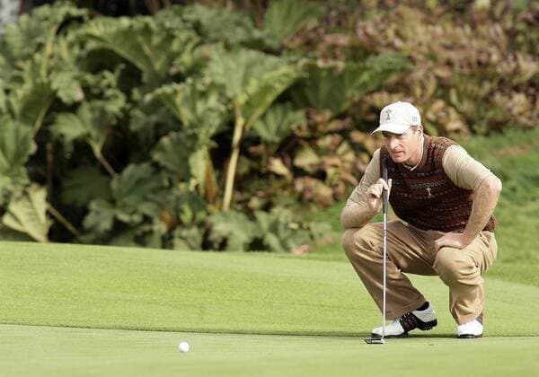 Jim Furyk (Team USA) taxiert die Ideallinie -  (STR2006092115) Golf Herren Ryder Cup 2006, Rydercup, PGA Tour, Training Einzelbild Straffan Golf Herren Ryder Cup 2006, Rydercup, PGA Tour, Training Einzelbild Straffan