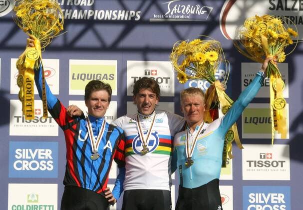 Weltmeister Fabian Cancellara (Schweiz) zwischen dem Zweitplatzierten David Zabriskie (USA, li.) und Alexandre Vinokourov (Kasachstan) während der Siegerehrung im Zeitfahren bei der Weltmeisterschaft 2006 in Salzburg Radsport WM Herren Weltmeisterschaft 2006, Straßenradsport, Straße, Rad, Einzelzeitfahren, Zeitfahren Gruppe Bronzemedaille, Blumen, Blumenstrauß Salzburg, Sponsorentafel, Sponsorenwand Freude, Radsport WM Herren Weltmeisterschaft 2006, Straßenradsport, Straße, Rad, Einzelzeitfahren, Zeitfahren Gruppe Bronzemedaille, Blumen, Blumenstrauß Salzburg, Sponsorentafel, Sponsorenwand Freude,