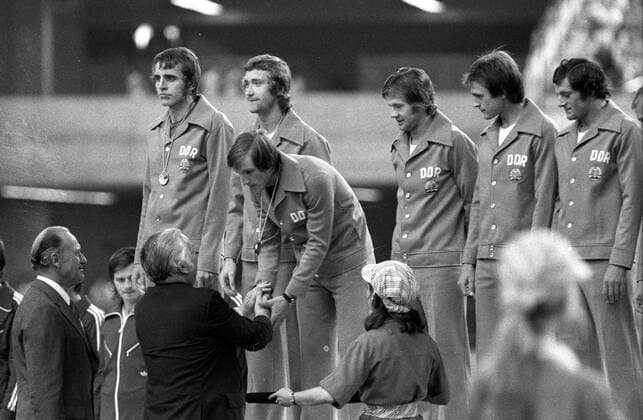 Olympiasieger DDR v.li.: Torwart Jürgen Croy, Gerd Weber, Hans Jürgen Dörner, Konrad Weise, Lothar Kurbjuweit und Reinhard Lauck werden von FIFA Präsident Joao Havelange (li., Brasilien) und IOC Präsident Lord Michael Killanin (Irland) geehrt Fußball OS Sommer Herren Olympische Spiele 1976, Sommerspiele, Länderspiel, Nationalteam, Vneg, Vsw Gruppe Siegerehrung Montreal Fußball OS Sommer Herren Olympische Spiele 1976, Sommerspiele, Länderspiel, Nationalteam, Vneg, Vsw Gruppe Siegerehrung Montreal