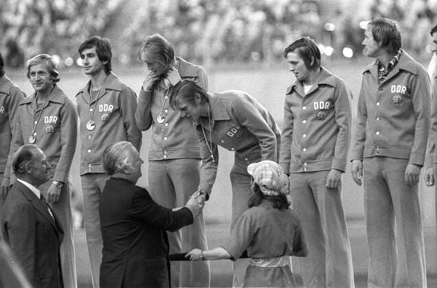 Olympiasieger DDR v.li.: Gerd Heidler, Reinhard Häfner, Hans Jürgen Riediger, Bernd Bransch, Martin Hoffmann und Gerd Kische werden von FIFA Präsident Joao Havelange (vorn li., Brasilien) und IOC Präsident Lord Michael Killanin (Irland) geehrt Fußball OS Sommer Herren Olympische Spiele 1976, Sommerspiele, Länderspiel, Nationalteam, Vneg, Vsw Gruppe Siegerehrung Montreal Fußball OS Sommer Herren Olympische Spiele 1976, Sommerspiele, Länderspiel, Nationalteam, Vneg, Vsw Gruppe Siegerehrung Montreal