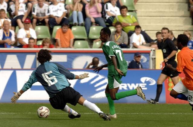 Omer Kasser (Saudi Arabien, Mitte) mit einer Torchance gegen den niederländischen Torwart - INAS FID WM 2006 Fußball Länderspiel Herren INAS FID WM 2006 für Menschen mit Behinderung, geistig Behinderte, behindert, geistige, Vdig Gruppe Energieversorger, RWE, Leverkusen, Bandenwerbung, Werbebande, Bande, Bandenwerbung, Werbebande, Bande, Fußball Länderspiel Herren INAS FID WM 2006 für Menschen mit Behinderung, geistig Behinderte, behindert, geistige, Vdig Gruppe Energieversorger, RWE, Leverkusen, Bandenwerbung, Werbebande, Bande, Bandenwerbung, Werbebande, Bande,